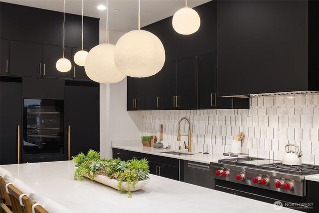 8243 W Mercer Way, Mercer Island, WA 98040