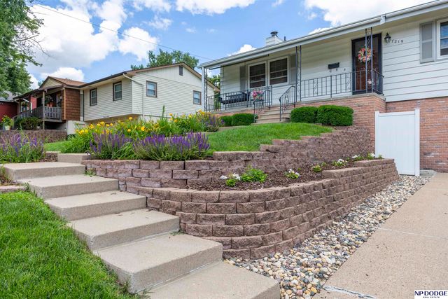 7219 Park Crest Drive, La Vista, NE 68128