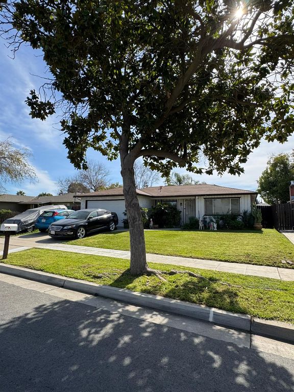 3323 W Indianapolis Avenue, Fresno, CA 93722
