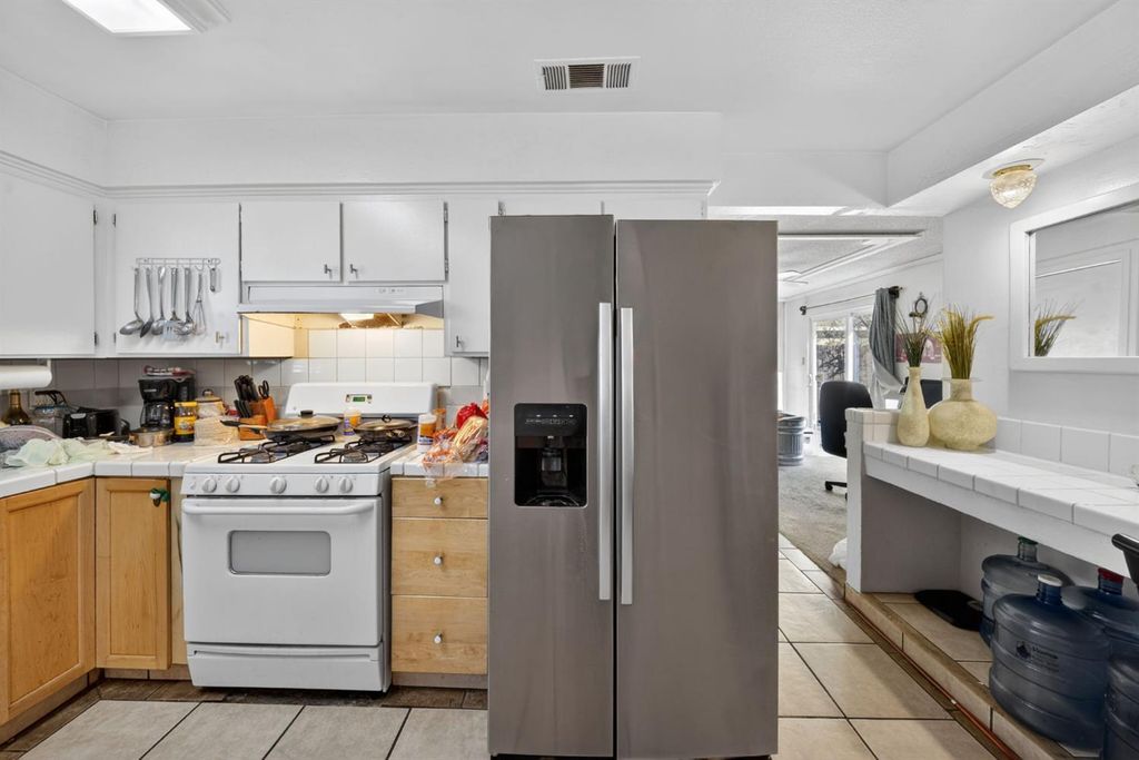 Image 11 of property listing at 3323 W Indianapolis Avenue, Fresno, CA 93722