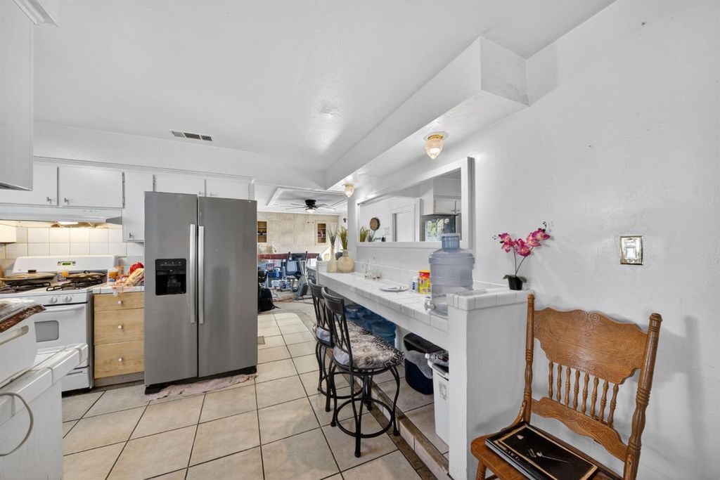 Image 12 of property listing at 3323 W Indianapolis Avenue, Fresno, CA 93722