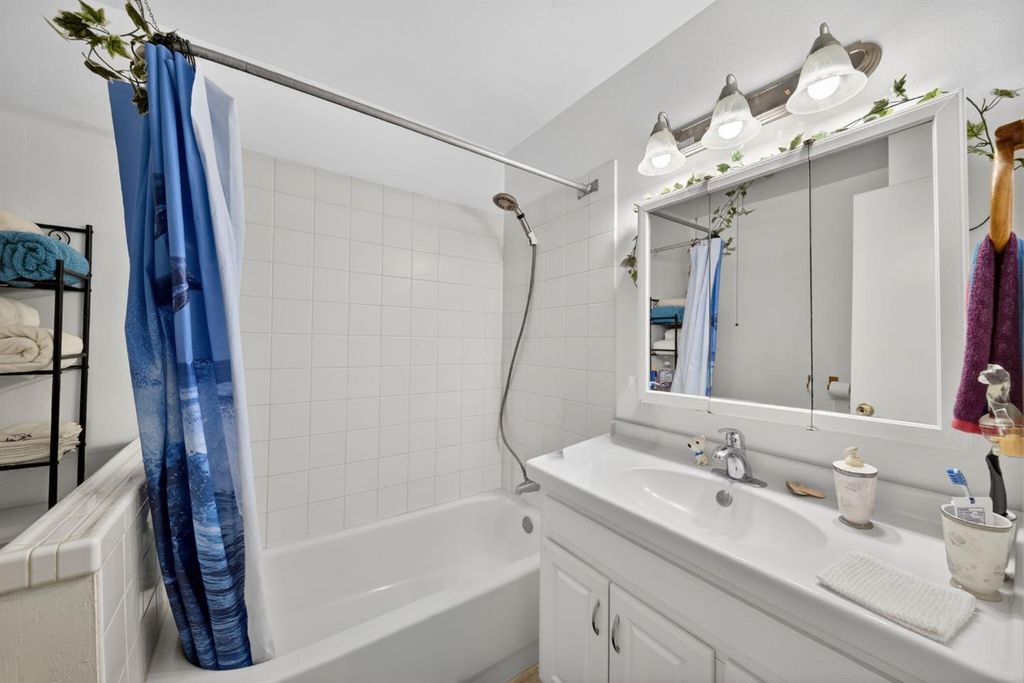 Image 14 of property listing at 3323 W Indianapolis Avenue, Fresno, CA 93722