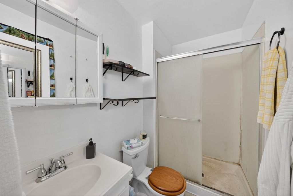 Image 16 of property listing at 3323 W Indianapolis Avenue, Fresno, CA 93722