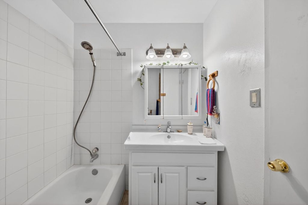 Image 20 of property listing at 3323 W Indianapolis Avenue, Fresno, CA 93722