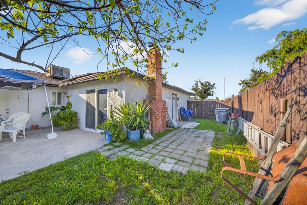 Image 23 of property listing at 3323 W Indianapolis Avenue, Fresno, CA 93722