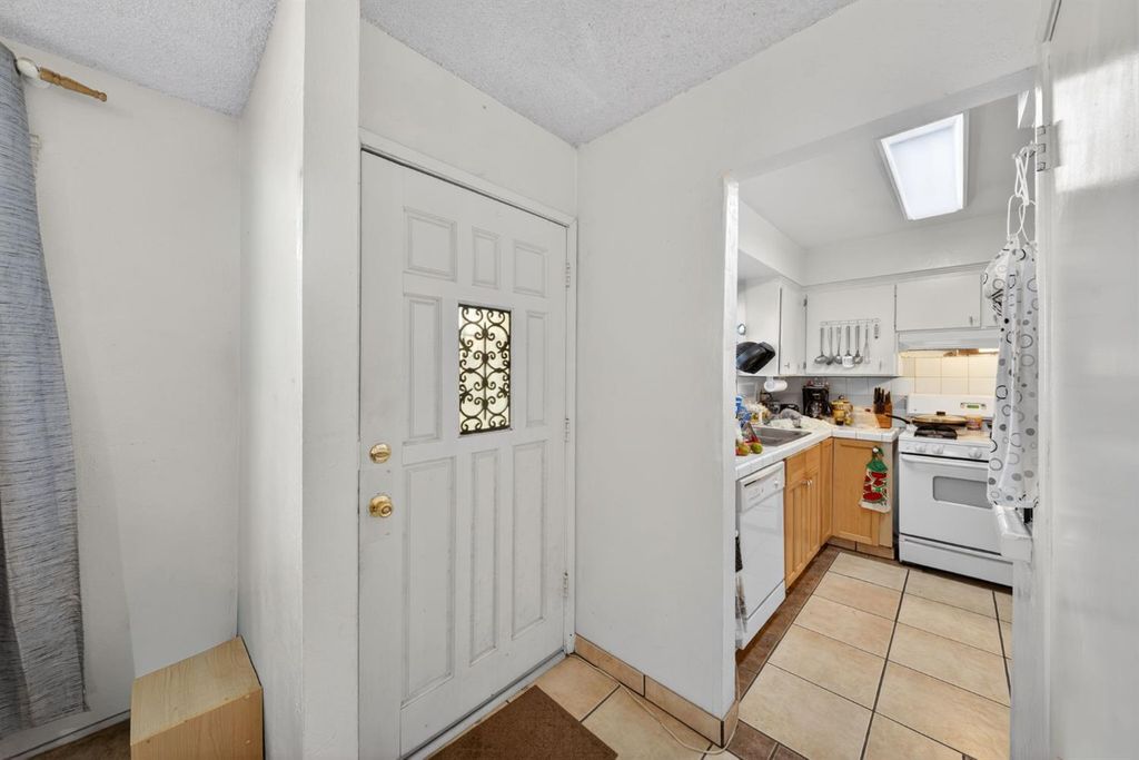 Image 5 of property listing at 3323 W Indianapolis Avenue, Fresno, CA 93722