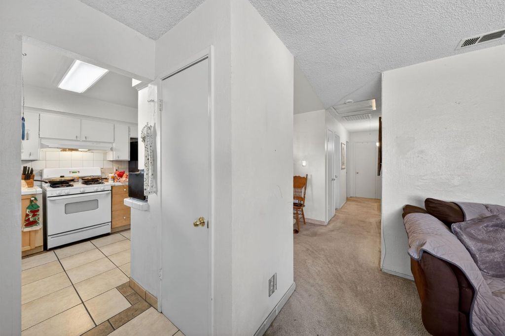 Image 6 of property listing at 3323 W Indianapolis Avenue, Fresno, CA 93722