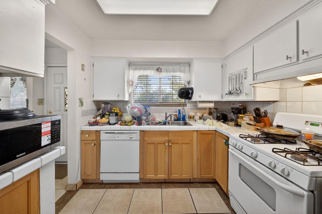 Image 8 of property listing at 3323 W Indianapolis Avenue, Fresno, CA 93722