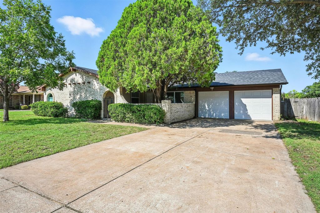 6304 Lavano Drive, Edgecliff Village, TX 76134