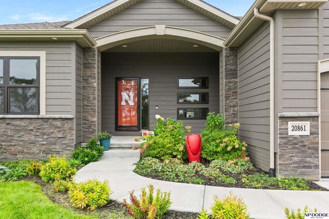 20861 Camelback Avenue, Gretna, NE 68028