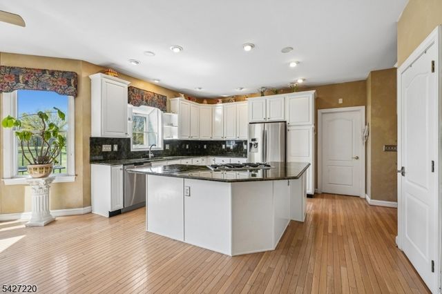 2 Fairway Dr, Readington Twp., NJ 08889