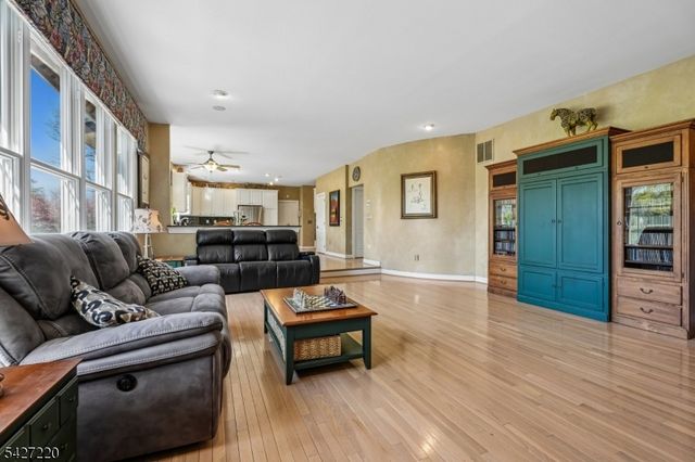2 Fairway Dr, Readington Twp., NJ 08889
