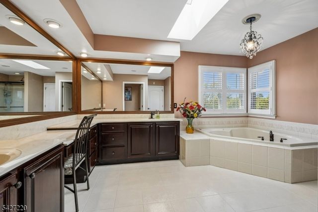 2 Fairway Dr, Readington Twp., NJ 08889
