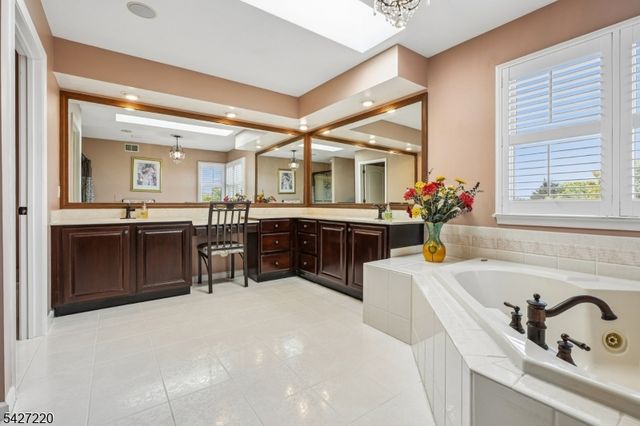 2 Fairway Dr, Readington Twp., NJ 08889