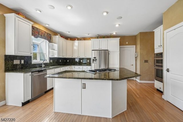 2 Fairway Dr, Readington Twp., NJ 08889