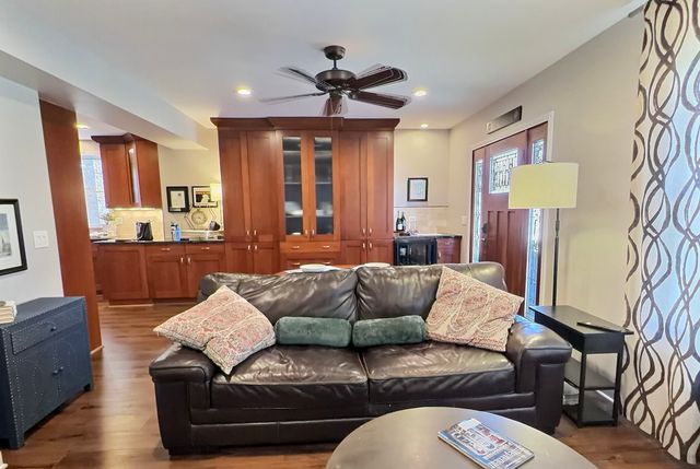 10711 S Artesian Avenue, Chicago, IL 60655