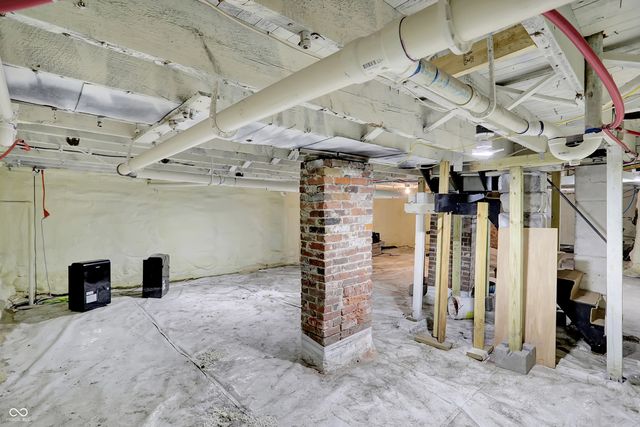 1300 S B Street, Elwood, IN 46036