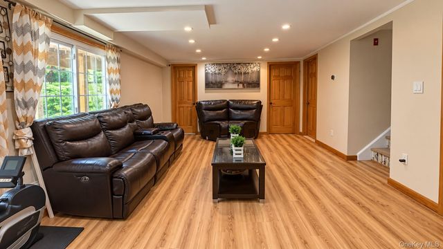 28 Pike Place, Mahopac, NY 10541
