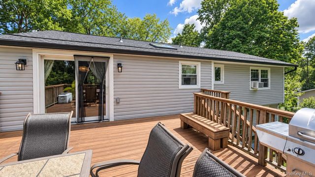 28 Pike Place, Mahopac, NY 10541