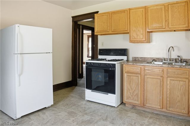 33 E Earle Avenue, Youngstown, OH 44507