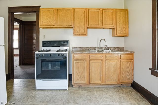 33 E Earle Avenue, Youngstown, OH 44507