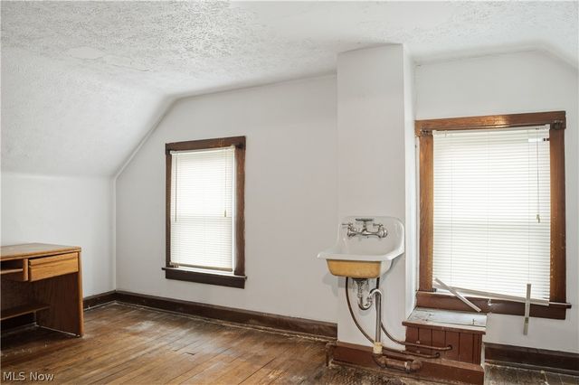 33 E Earle Avenue, Youngstown, OH 44507