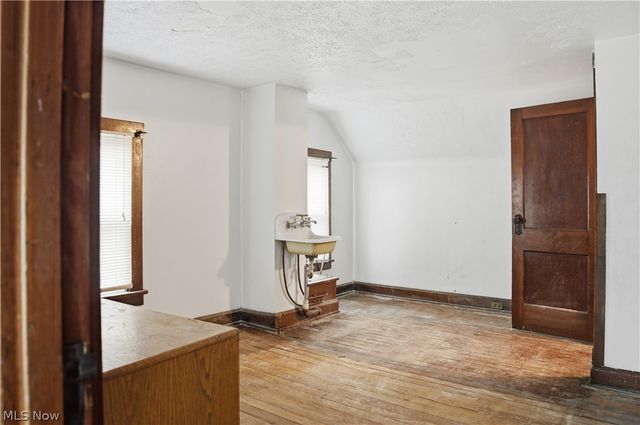 33 E Earle Avenue, Youngstown, OH 44507