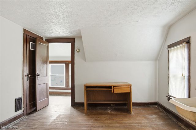 33 E Earle Avenue, Youngstown, OH 44507