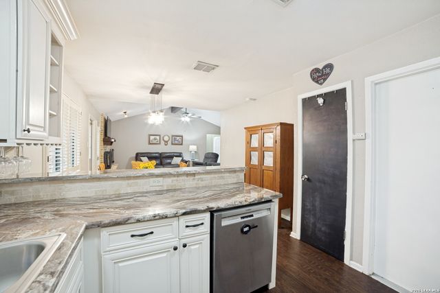 9215 KINGS CROSS ST, San Antonio, TX 78254