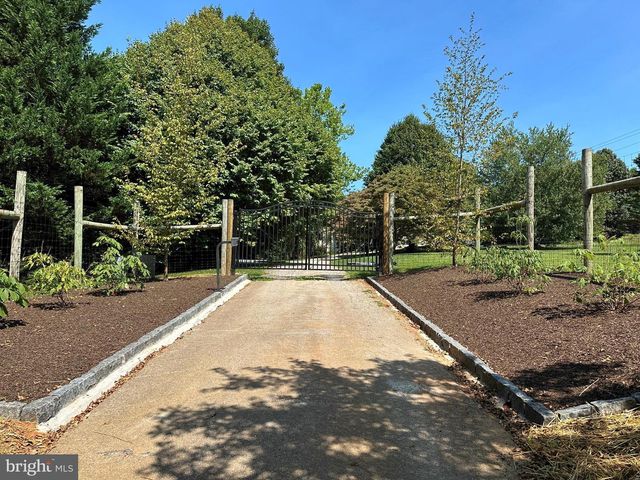 619 E HILLENDALE RD, Chadds Ford, PA 19317