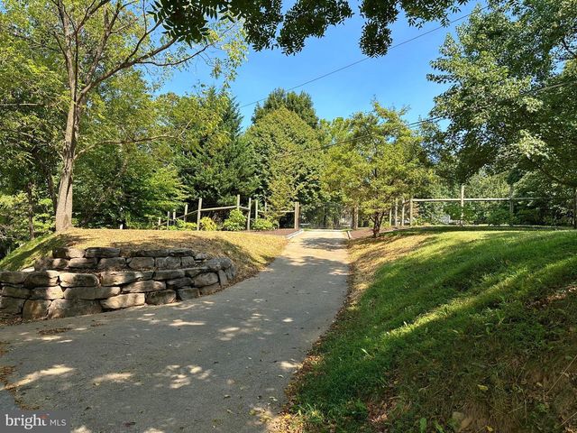 619 E HILLENDALE RD, Chadds Ford, PA 19317