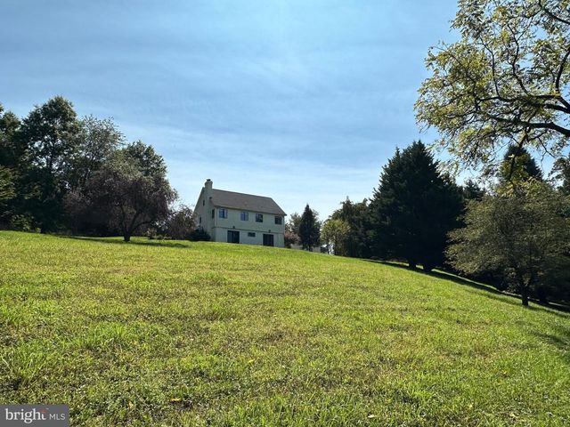 619 E HILLENDALE RD, Chadds Ford, PA 19317