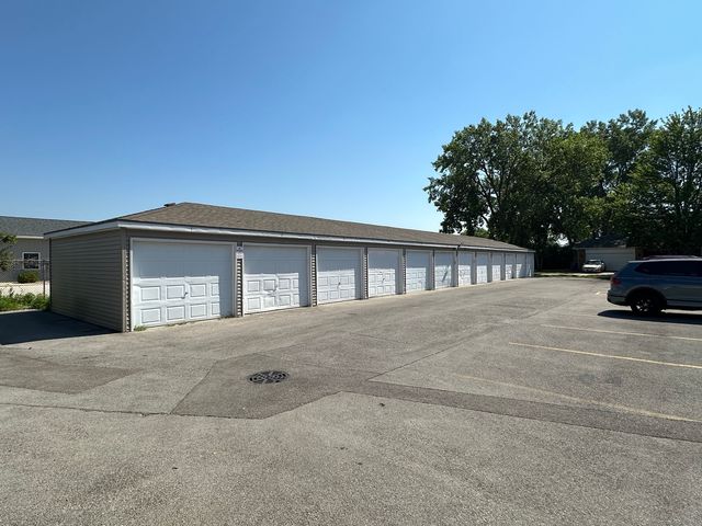 2390 Bicentennial Avenue 4, Crest Hill, IL 60403