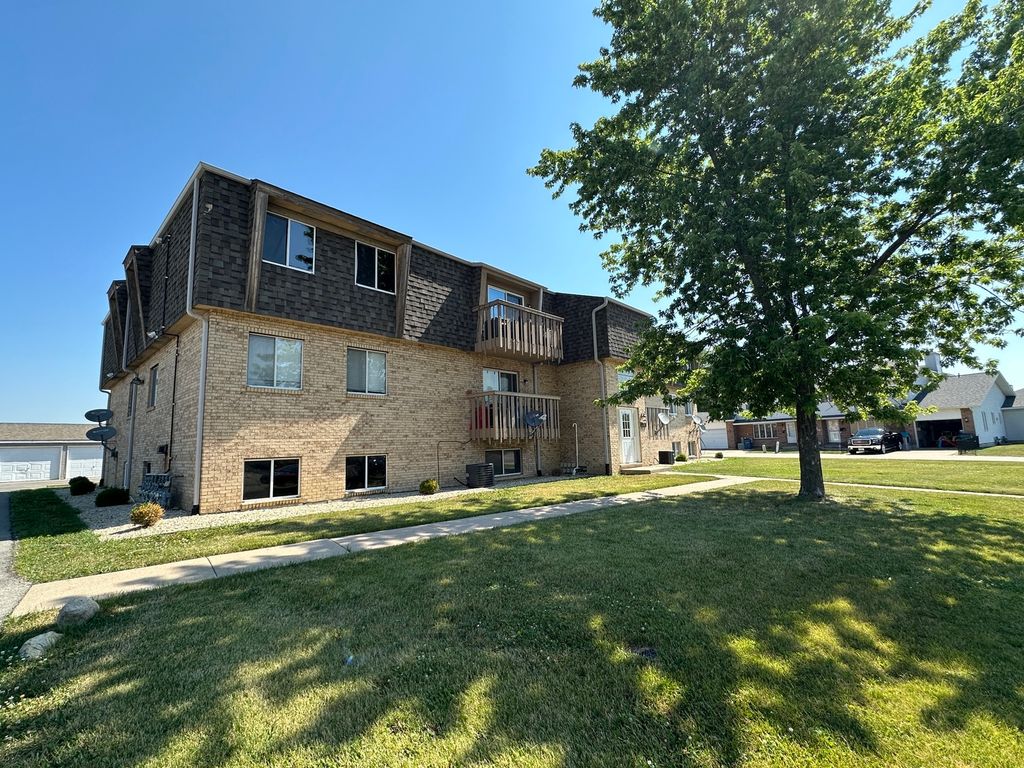 2390 Bicentennial Avenue 4, Crest Hill, IL 60403