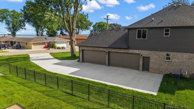 49309 Bayshore Drive, Chesterfield Twp, MI 48047