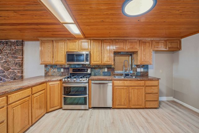 405 S Hannaford Street, Granbury, TX 76048