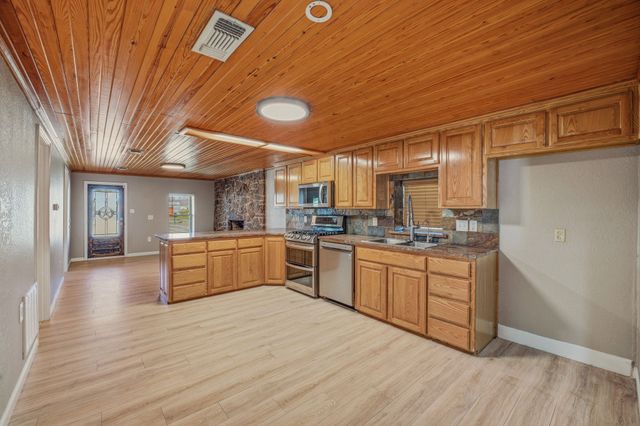 405 S Hannaford Street, Granbury, TX 76048