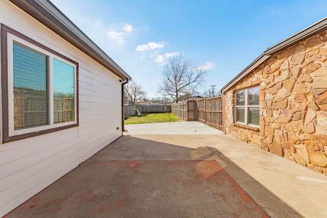 405 S Hannaford Street, Granbury, TX 76048