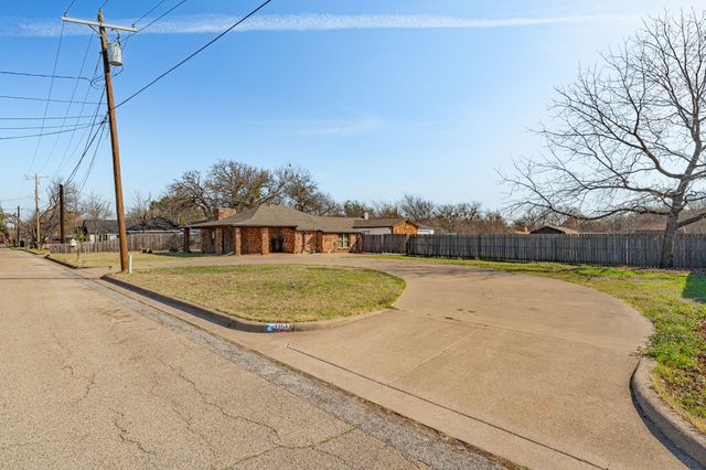 405 S Hannaford Street, Granbury, TX 76048