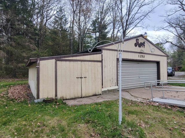 1253 S 8 Mile Road, Midland, MI 48640