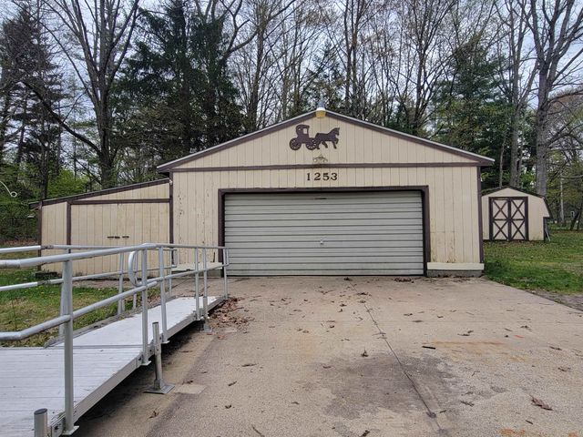 1253 S 8 Mile Road, Midland, MI 48640
