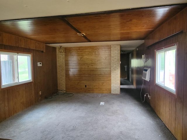 1253 S 8 Mile Road, Midland, MI 48640