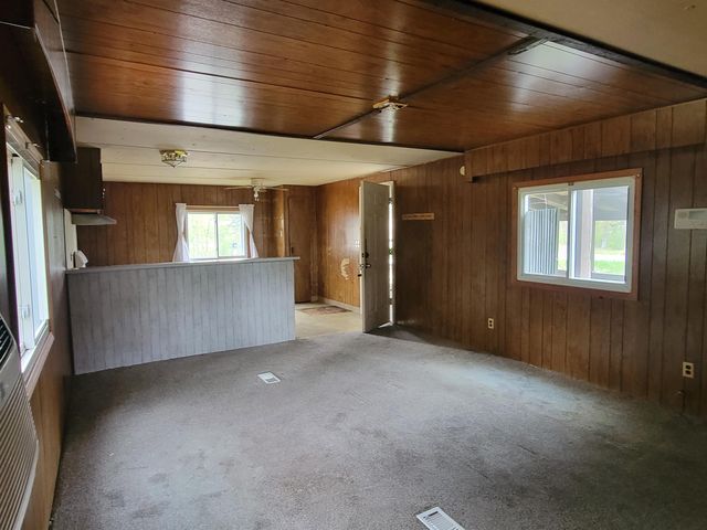 1253 S 8 Mile Road, Midland, MI 48640