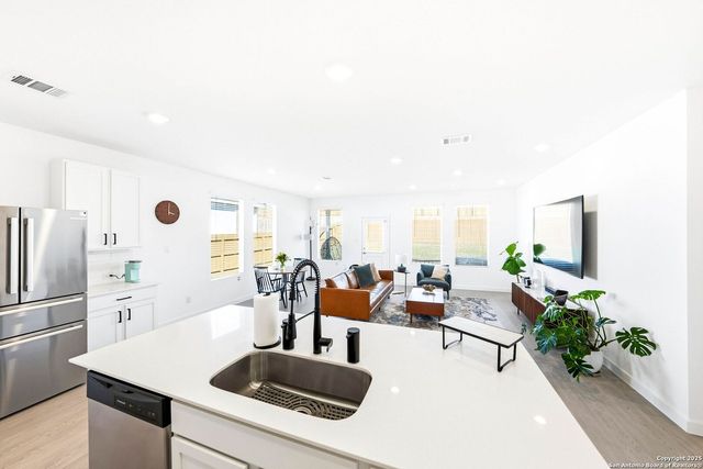 6095 Companion Rd, Bulverde, TX 78163