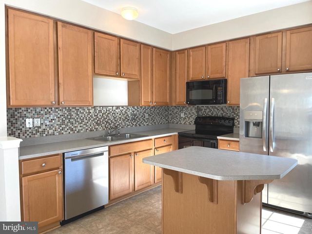 1084 HARMONY HILL LN, York, PA 17402