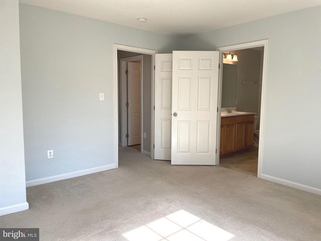 1084 HARMONY HILL LN, York, PA 17402