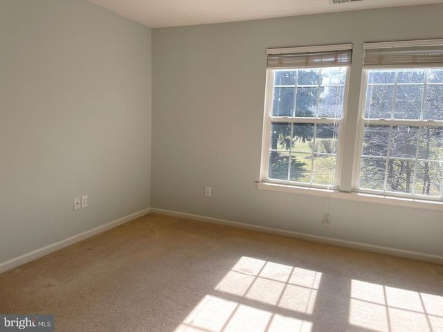 1084 HARMONY HILL LN, York, PA 17402