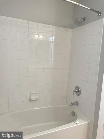 1084 HARMONY HILL LN, York, PA 17402