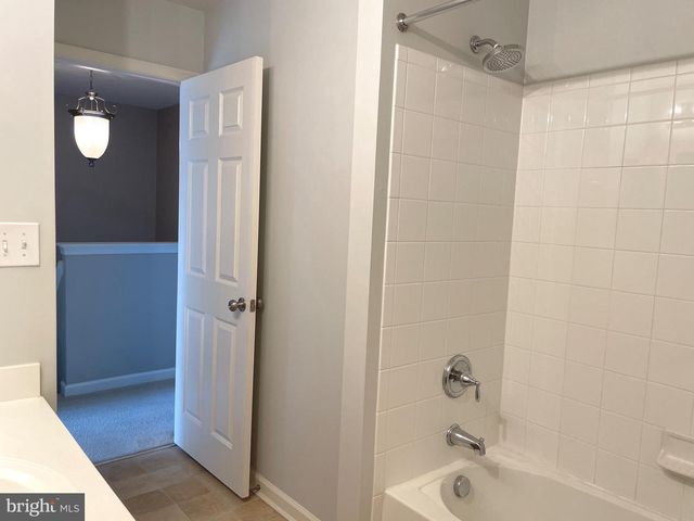 1084 HARMONY HILL LN, York, PA 17402