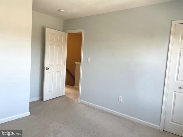 1084 HARMONY HILL LN, York, PA 17402